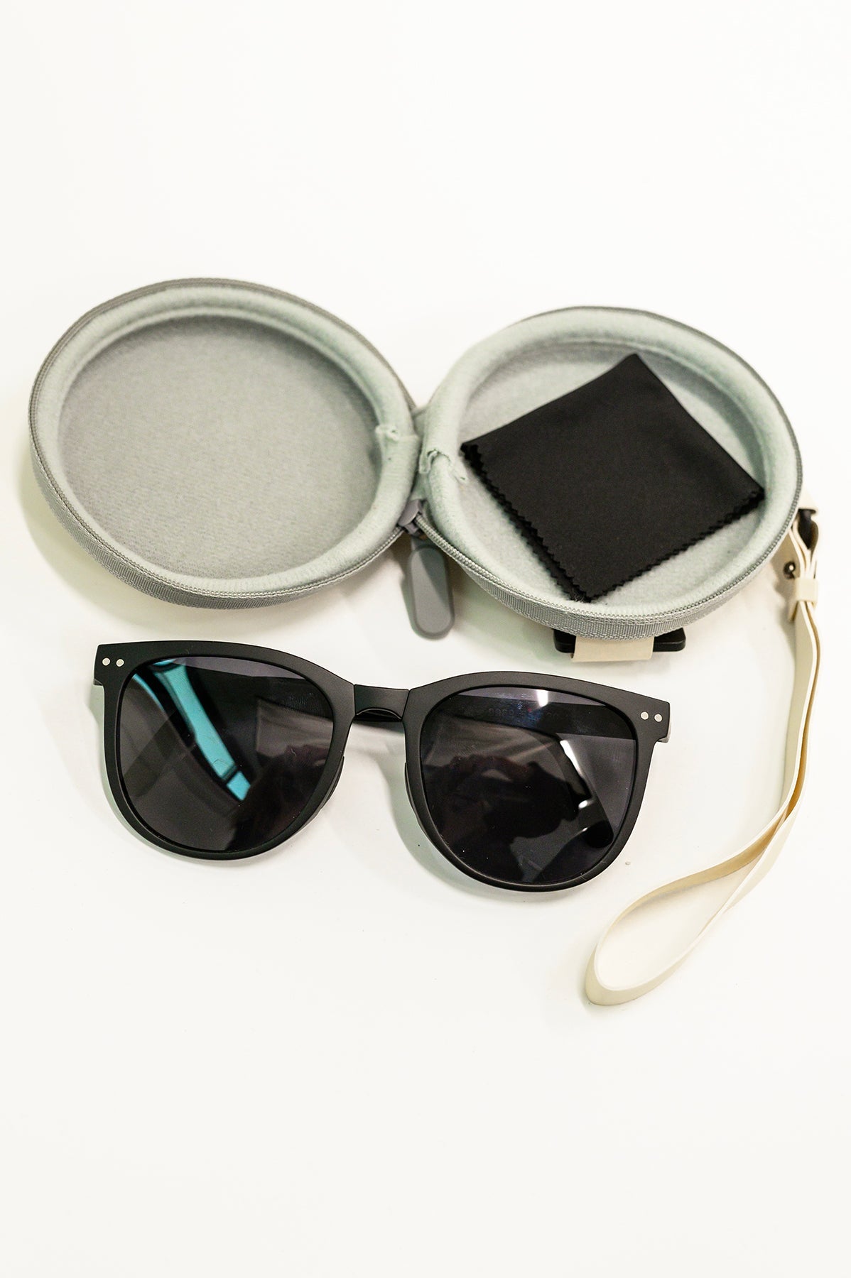 Collapsible Girlfriend Sunnies & Case in Black